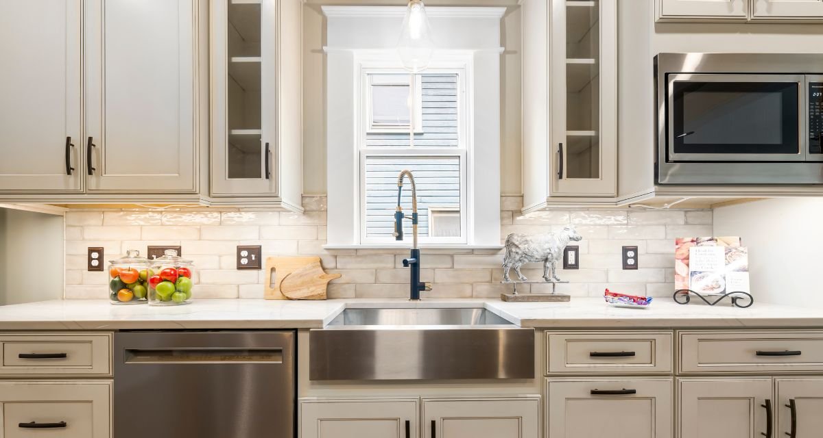 Afinal Instalar Fita de LED Embaixo do Armário da Cozinha fica bom mesmo