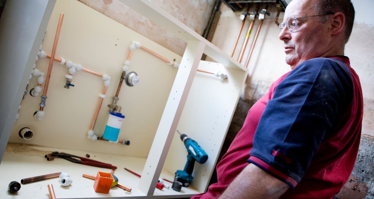 Como Otimizar o Espaço Embaixo da Pia da Cozinha com as Ferramentas Certas